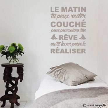 Sticker texte "le matin tu peux rester couché pour poursuivre ton rêve ou te lever pour le réaliser" 